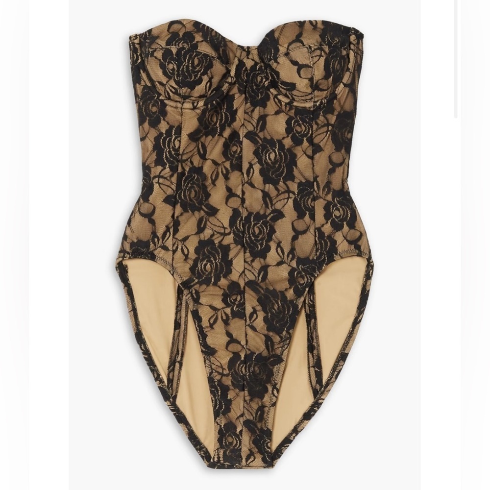 NORMA KAMALI
Strapless underwired lace bodysuit